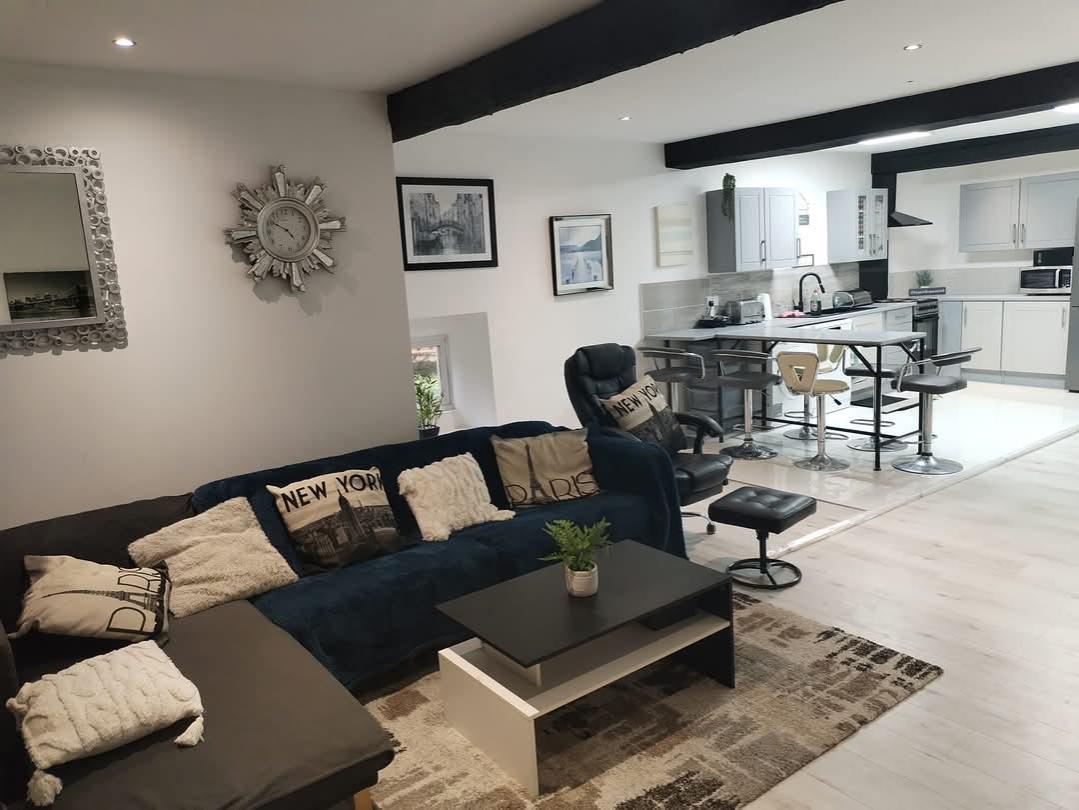 The living room at Parinama Retreat